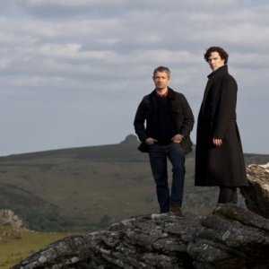 Sherlock: Martin Freeman e Benedict Cumberbatch in un momento dell'episodio The Hounds of Baskerville