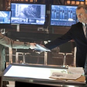 Alcatraz: Sam Neill e Sarah Jones in una scena del pilot della serie