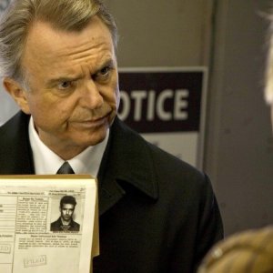 Alcatraz: Sam Neill in una scena del pilot della serie