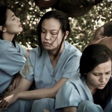 Angel Aquino, Che Ramos e Marinella Lumeran in una scena del film Captive