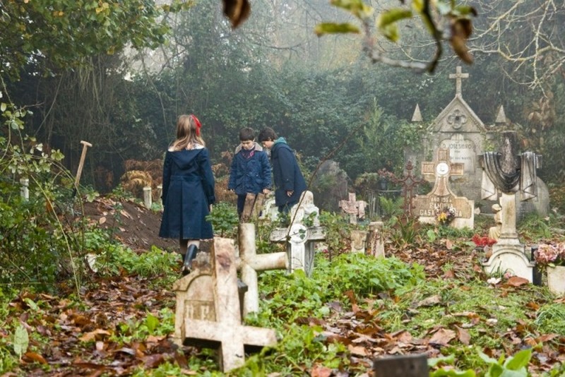 Dictado Bambini In Visita Al Cimitero In Una Scena Del Film 227751