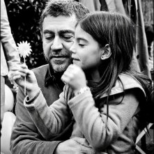 Dictado: il regista Antonio Chavarrías insieme alla piccola Mágica Pérez in una foto promozionale del film