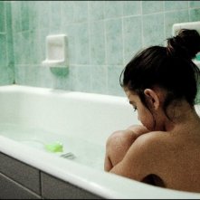 Dictado: la giovane Mágica Pérez nella vasca da bagno in una scena del film