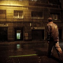 Dictado: Marc Rodríguez sotto la pioggia in una suggestiva scena del film