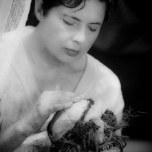 Isabella Rossellini accarezza un teschio umano in una scena del thriller drammatico Keyhole