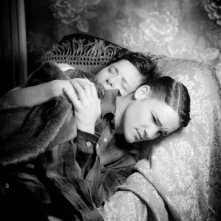 Isabella Rossellini insieme a David Wontner in una tenera scena del thriller drammatico Keyhole