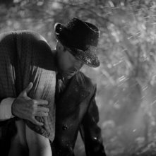 Jason Patric in una scena tratta dal thriller drammatico Keyhole