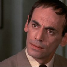 John Bennett in una scena de La casa che grondava sangue