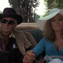 Jon Pertwee con Ingrid Pitt ne La casa che grondava sangue
