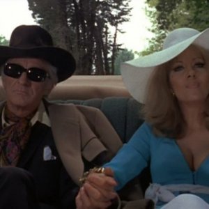 Jon Pertwee con Ingrid Pitt ne La casa che grondava sangue