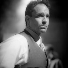 Keyhole: Jason Patric protagonista del thriller drammatico in una scena