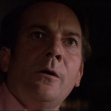 La casa che grondava sangue: Denholm Elliott in una scena del film