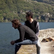 Luca Ragazzi e Gustav Hofer sul Lago di Como in una scena di Italy: Love It, or Leave It