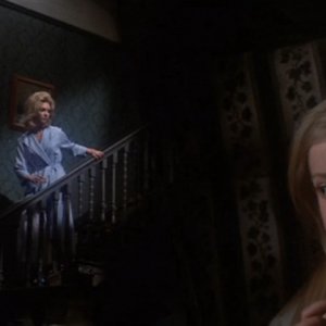 Nyree Dawn Porter con Chloe Franks (in primo piano) ne La casa che grondava sangue