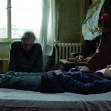 Olimpia Melinte e Roberto Herlitzka in un momento del film Sette opere di misericordia