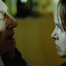 Olimpia Melinte insieme a Robert Herlitka faccia a faccia in una scena del film Sette opere di misericordia