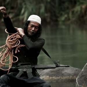 Perry Dizon in una scena del film Captive