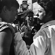 Peter Bogdanovich illustra una scena a Jeff Bridges e Timothy Bottoms sul set de L'ultimo spettacolo