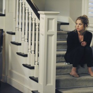 Pretty Little Liars: Ashley Benson nell'episodio Let the Water Hold Me Down