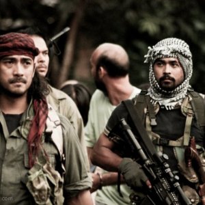 Raymond Bagatsing insieme a Sid Lucero in una scena tratta dal film Captive