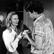 Timothy Bottoms consegna un regalo a Cloris Leachman in una scena de L'ultimo spettacolo