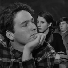 Timothy Bottoms si distrae sui banchi di scuola in una scena de L'ultimo spettacolo