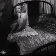 Una desolata Cloris Leachman seduta sul letto ne L'ultimo spettacolo