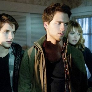 Beneath the Darkness: Devon Werkheiser, Aimee Teegarden e Tony Oller in una scena