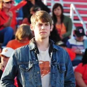 Beneath the Darkness: Tony Oller in una scena