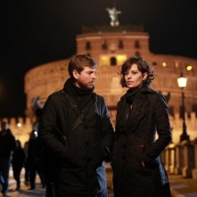 Claudia Pandolfi e Claudio Gioè all'ombra di Castel Sant'Angelo nella miniserie di Canale 5 Il Tredicesimo Apostolo
