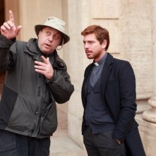 Claudio Gioè riceve indicazioni da Alexis Sweet regista della miniserie di Canale 5 Il Tredicesimo Apostolo