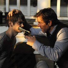Dennis Quaid in Beneath the Darkness con Devon Werkheiser in una scena del film