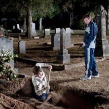 Dennis Quaid (in piedi) in Beneath the Darkness