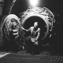 Il regista Rian Johnson sul set di Looper insieme alla sua macchina del tempo