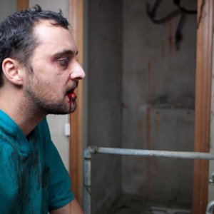 Un sanguinolento primo piano di Claudio Marmugi in Eaters