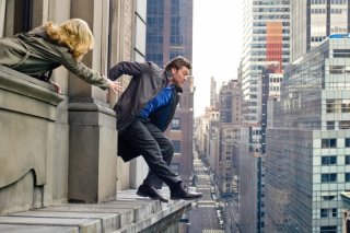 40 carati: Elizabeth Banks cerca di fermare Sam Worthington mentre si getta nel vuoto
