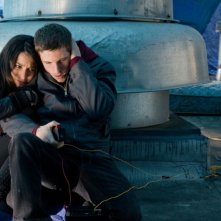 40 carati: Jamie Bell e Genesis Rodriguez attendono la deflagrazione in un'immagine del film