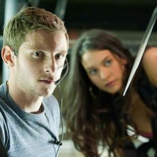 40 carati: Jamie Bell insieme a Genesis Rodriguez in una scena del film
