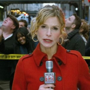 40 carati: Kyra Sedgwick nei panni della giornalista Suzie Morales in una scena del film