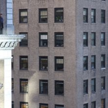 40 carati: Sam Worthington sul cornicione di un hotel di Manhattan in una suggestica scena del film