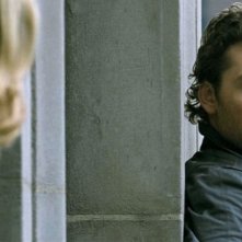 40 carati: Sam Worthington teso e nervoso in una scena del film ad alta quota