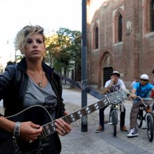 Benvenuti al Nord: la cantante Emma Marrone in una scena del film