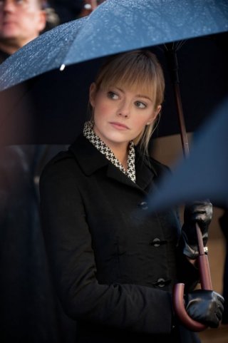 Emma Stone sotto l'ombrello in una scena di The Amazing Spider-Man