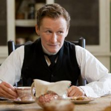 Glenn Close con la sua curiosa espressione in una scena di Albert Nobbs