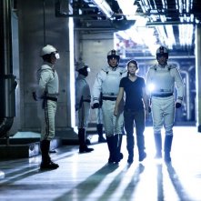 Jennifer Lawrence Circondata Dalle Minacciose Guardie Di The Huinger Games 228014