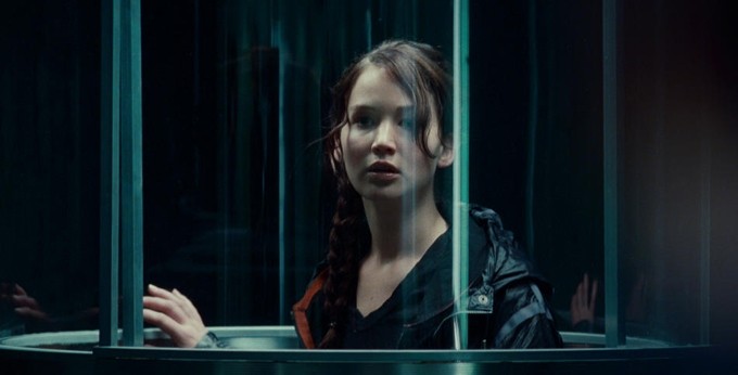 Jennifer Lawrence in un bel primo dietro la gabbia di vetro di The Hunger Games