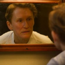 La straordinaria Glenn Close allo specchio nei panni di Albert Nobbs