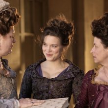 Léa Seydoux sorride dolcemente in una scena del film Les adieux à la reine