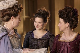 Léa Seydoux sorride dolcemente in una scena del film Les adieux à la reine