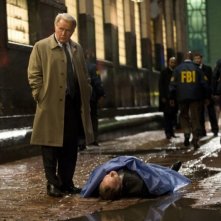 Martin Sheen sulla scena di un crimine in un'immagine del thriller The Double
